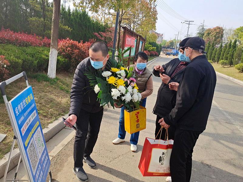 1掃碼進(jìn)園.jpg 1掃碼進(jìn)園.jpg